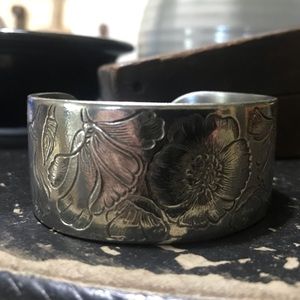 🌷 Salisbury Pewter Cuff bracelet